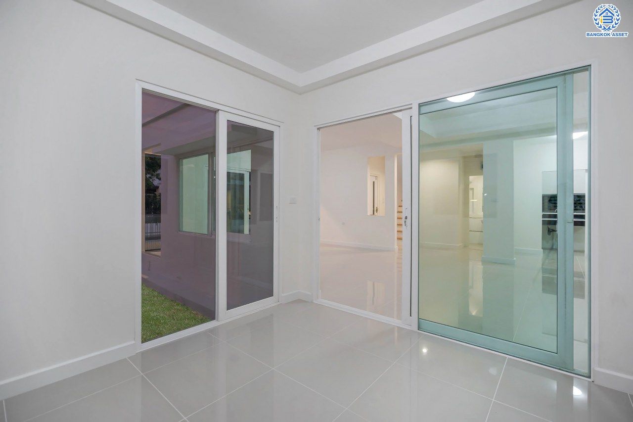 บ้านเดี่ยวมือสองนนทบุรี โครงการ ชัยพฤกษ์ ปิ่นเกล้า-กาญจนาฯ ถนนเมน วิวสวย หลังมุม จากแบรนด์คุณภาพ LH เนื้อที่ 75.8 ตร.ว. ฟังก์ชัน 3 ห้องนอน 3 ห้องน้ำ 1 ห้องอเนกประสงค์ จอดรถได้ 2 คัน บนทำเลศักยภาพ ใกล้เซ็นทรัลเวสต์เกต ทางด่วน "กาญจนาภิเษก" รถไฟฟ้าสายสีม่วง "สถานีตลาดบางใหญ่"